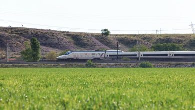 İspanya'da Renfe AVE yüksek hızlı treni peronda