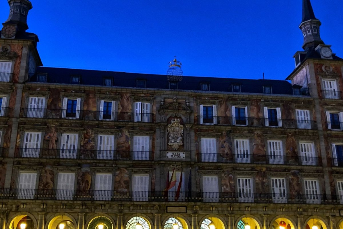 Madrid Plaza Mayor akşam aydınlatmasıyla