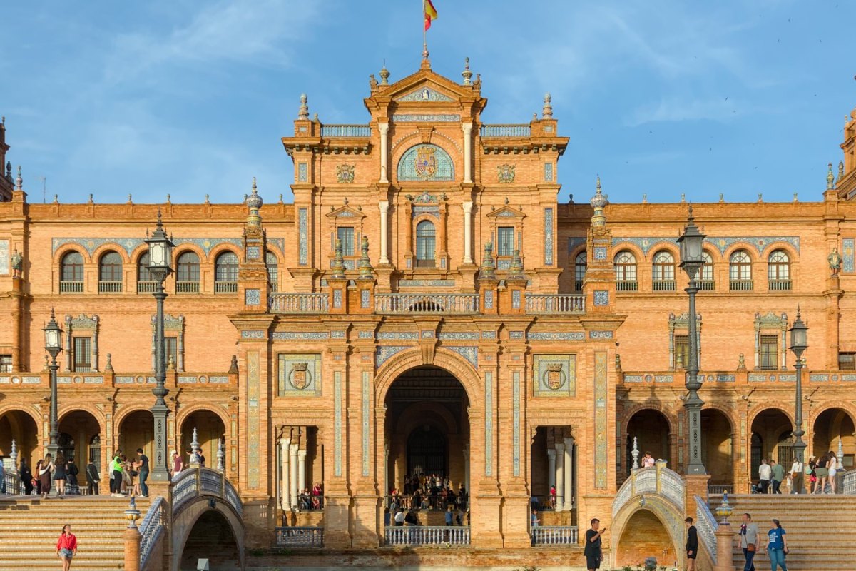 Sevilla Plaza de España, oker kemerler ve kanal