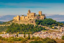 Córdoba ile Granada arasında, Jaén’in Sierra Sur bölgesinde bulunan Alcalá la Real, geçmişte sınır kenti olmasının izlerini günümüze taşıyor