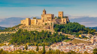Córdoba ile Granada arasında, Jaén’in Sierra Sur bölgesinde bulunan Alcalá la Real, geçmişte sınır kenti olmasının izlerini günümüze taşıyor