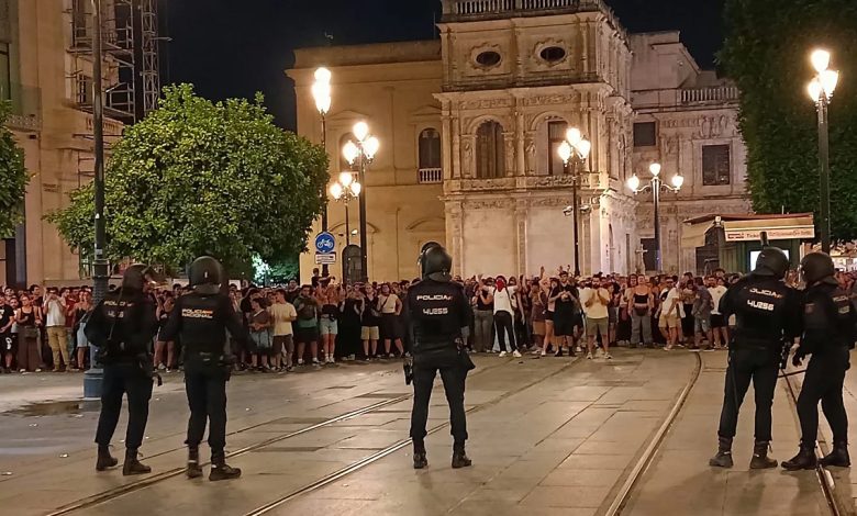 İspanya’da hükümetin konut krizine yönelik iki kararnamesinin Meclis’te reddedilmesinin ardından Sevilla’da düzenlenen gösteride gerginlik çıktı.